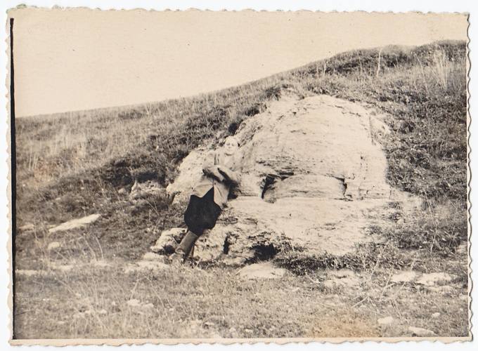 Steponas Marcinkevičius prie dolomitinės atodangos, dešiniajame Mūšos krante, ties Pervalkų kaimu